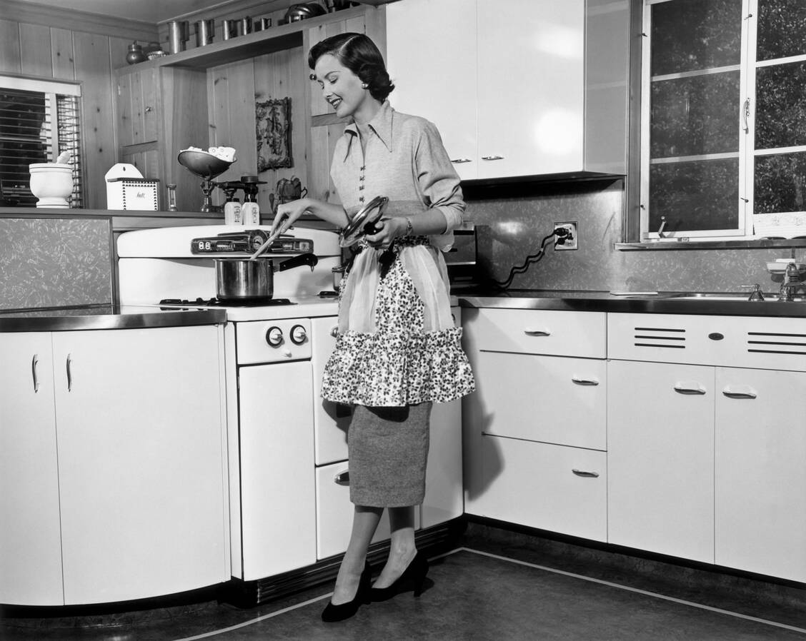 Die Zeiten ändern sich und mit ihnen auch die Ernährungsgewohnheiten. In den 1950ern musste man noch deutlich mehr Zeit in das Kochen investieren, als es heute der Fall ist. / © Getty Images/George Marks