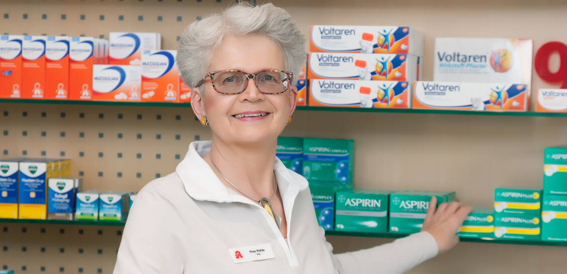PTA Petra Pohle hat mehrere Gründe dafür, sehr gerne über die Rente hinaus in der Apotheke arbeiten zu wollen. / Foto: atelier pfleiderer- FOTOGRAFIE