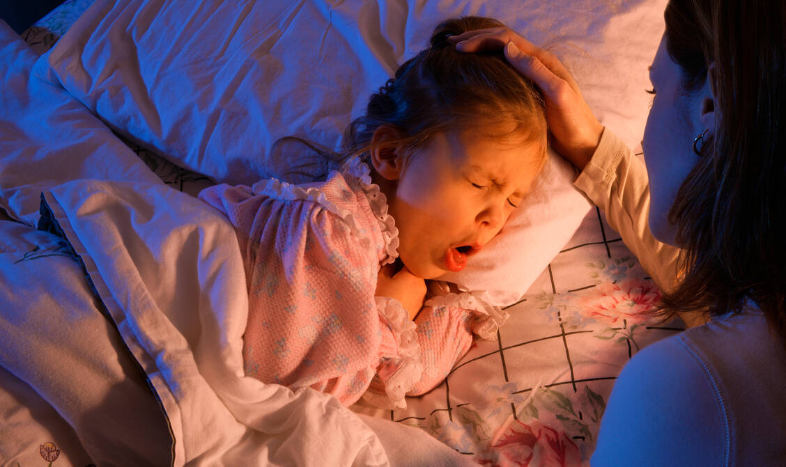 Ein Pseudokrupp-Anfall mit starkem Husten und Atemnot in der Nacht ist für Kinder sehr beängstigend. Die Eltern sollten vor allem beruhigend auf das Kind einwirken.  / Foto: Getty Images/Design Pics, Don Hammond