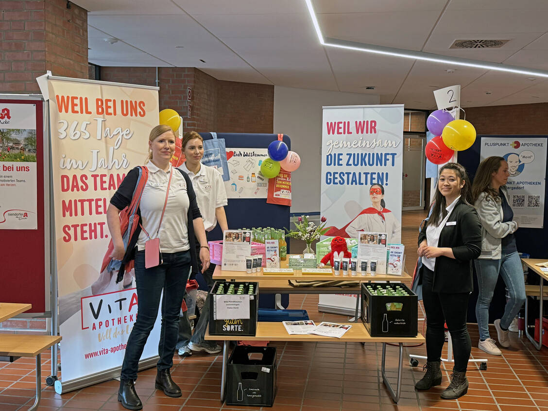 Mitarbeiterinnen der Vita Apotheke freuen sich auf die Schülerinnen und Schüler der BS 06. / © Christian Hoffmann