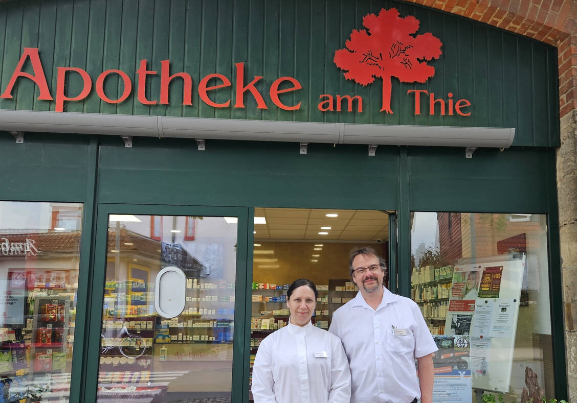 Apothekeninhaber Niels Buthe und die angehende PTA Yana Vakulik / © Apotheke am Thie