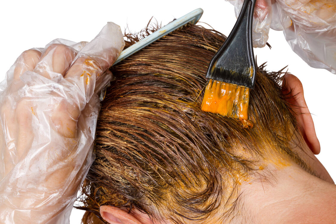 2003 hat die EU eine Initiative gestartet, die Haarfärbemittel sicherer machen soll. Seitdem sind mehr als 100 Produkte als sicher eingestuft worden, 180 Inhaltsstoffe dagegen verboten. / Foto: Getty Images/ra3rn