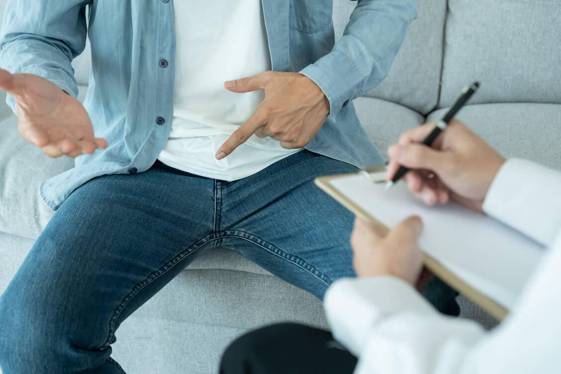 Viele Männer fühlen sich unwohl, wenn der erste Besuch beim Urologen oder der Urologin ansteht. / © Adobe Stock/Shisu_ka