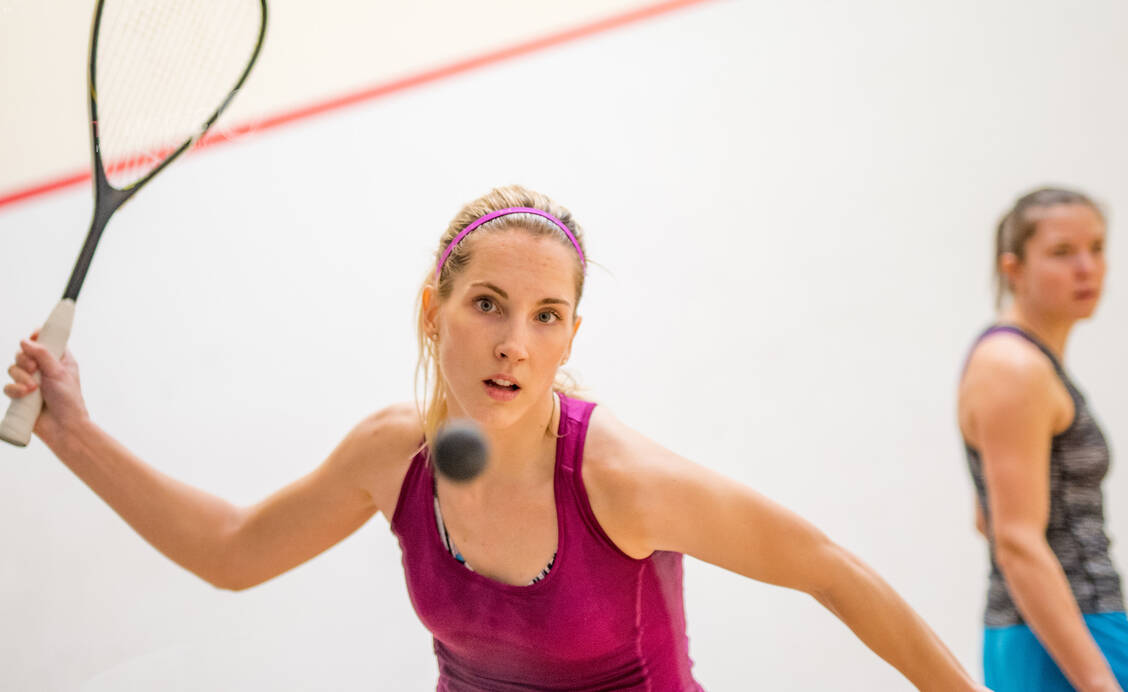 Das kann böse ins Auge gehen … Bei Sportarten mit kleinen Bällen sollte besser eine Schutzbrille getragen werden. / Foto: Getty Images/simonkr