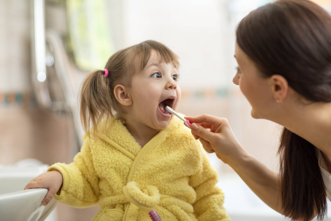 Children should brush twice a day with a rice-grain-sized amount of children's toothpaste with 1000 ppm fluoride or twice a day with a pea-sized amount with 500 ppm fluoride. / Foto: Adobe Stock / Oksana Kuzmina
