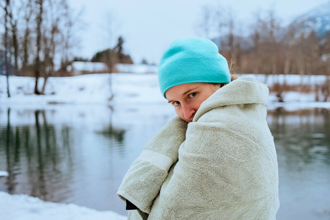 Nach dem Bad ist es wichtig, sich aufzuwärmen. / Foto: Getty Images/Alex Ratson