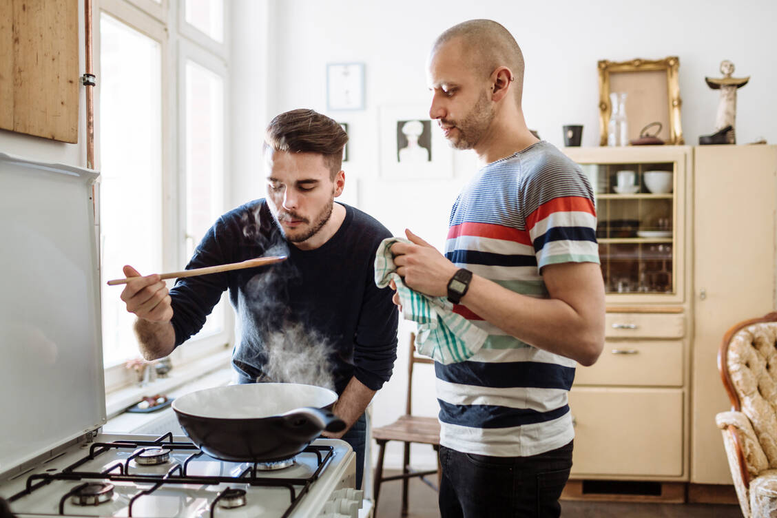 Wer gerne selbst kocht, hat es leichter, an leeren Kohlenhydrate zu sparen, wie sie meist in Fastfood stecken. / Foto: Getty Images/Hinterhaus Productions
