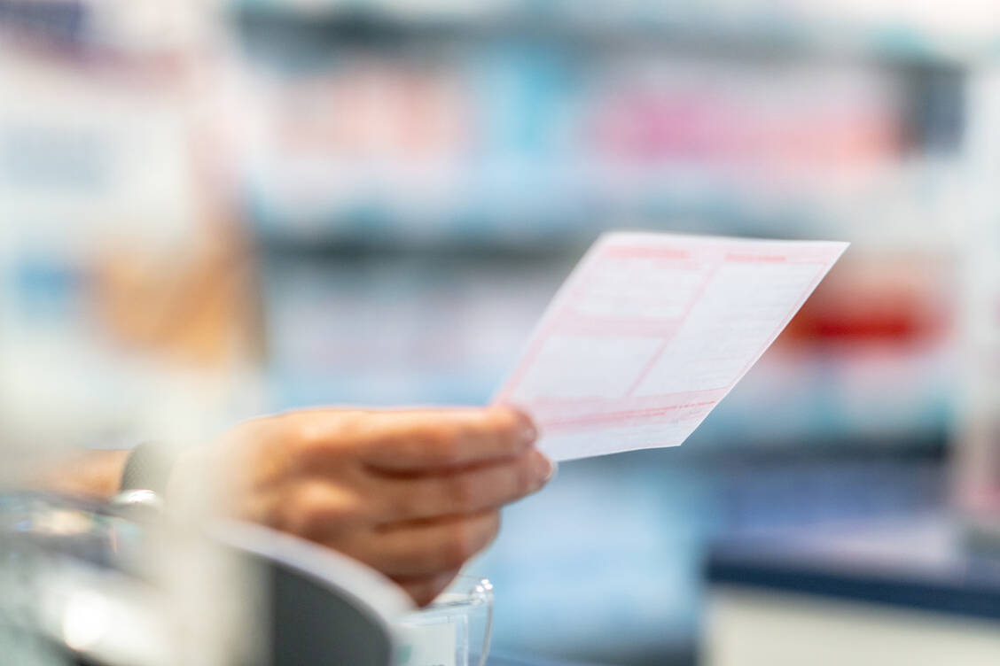 Nicht jede Verordnung ist echt. Was sollte das Apothekenteam beim Verdacht auf eine Fälschung des Rezepts tun ? / Foto: Adobe Stock / cineberg