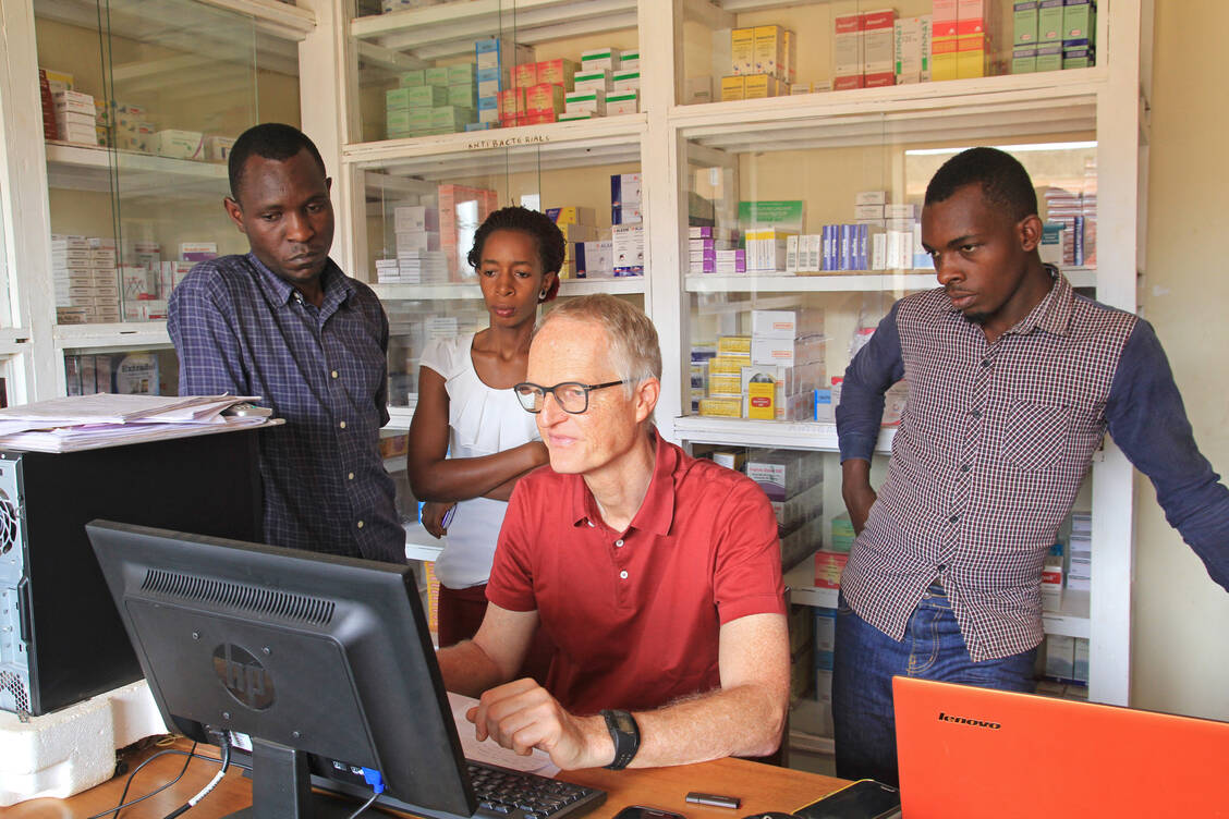 Vor Ort Wissen aufbauen: Dr. Andreas Wiegand, Geschäftsführer von Apotheker Helfen e. V.,erklärt Mitarbeitern der Apotheke in Karuguuza/Uganda die Feinheiten der Arzneimittel-Software. Spezialfrage: Wie verbucht man die Entnahme einzelner Blisterstreifen aus Großpackungen? / Foto: Foto: Apotheker Helfen/Apotheker ohne Grenzen
