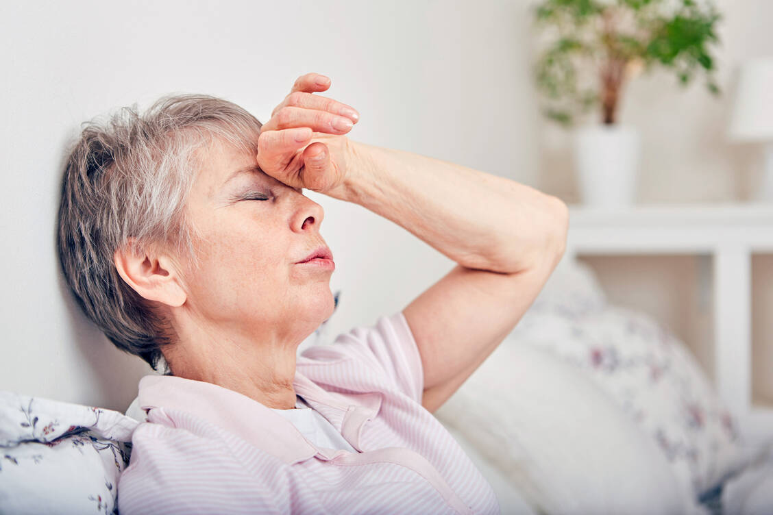 Bei Frauen können typische Herzinfarkt-Symptome Erschöpfung, Schwindel und Übelkeit sein. / Foto: Shutterstock/Robert Kneschke