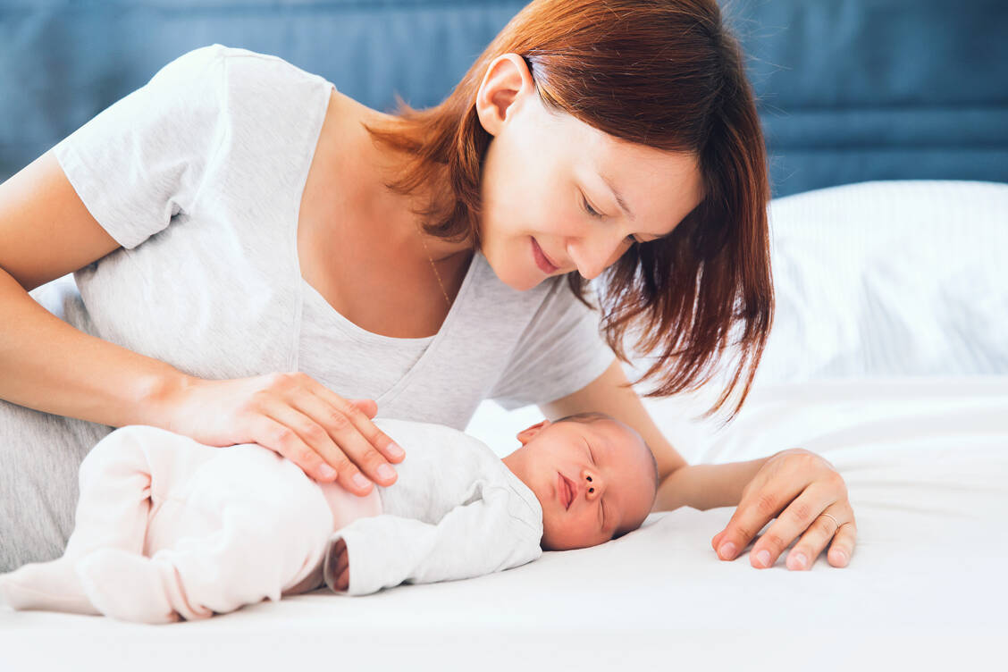 Schonzeit: Im Wochenbett müssen sich Mutter und Baby von den Strapazen der Geburt erholen. Auch gilt es, sich auf den neuen Alltag als Familie einzustellen.  / Foto: Getty Images / Natalia Deriabina