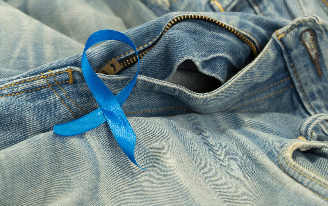 Im Gegenzug zur rosa Schleife für Brustkrebs steht das blaue Band für Prostatakrebs. / Foto: Getty Images/Kasakow Anatolij Pawlowitsch