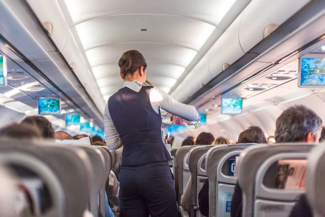 Auch wenn in Flugzeugen gute Filter eingesetzt werden, wird die Kabine – ist ein Erkrankter an Bord – niemals völlig virenfrei sein. / Foto: Adobe Stock/Kasto