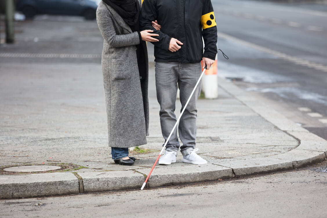 Blinde oder stark sehbehinderte Menschen kommen oft sehr gut auch alleine zurecht. Doch gerade im Alter und wenn sich die Sehbehinderung erst spät entwickelt hat, freuen sich Betroffene auch über Unterstützung.  / Foto: Getty Images/Andrey Popov
