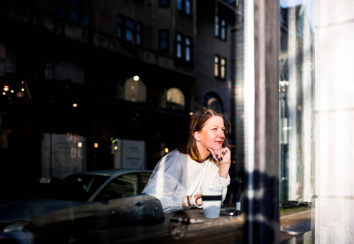 Ob man den Kaffee im Café trinken kann oder draußen, hängt aktuell unter anderem vom Impfstatus ab. / Foto: Getty Images/Astrakan Images