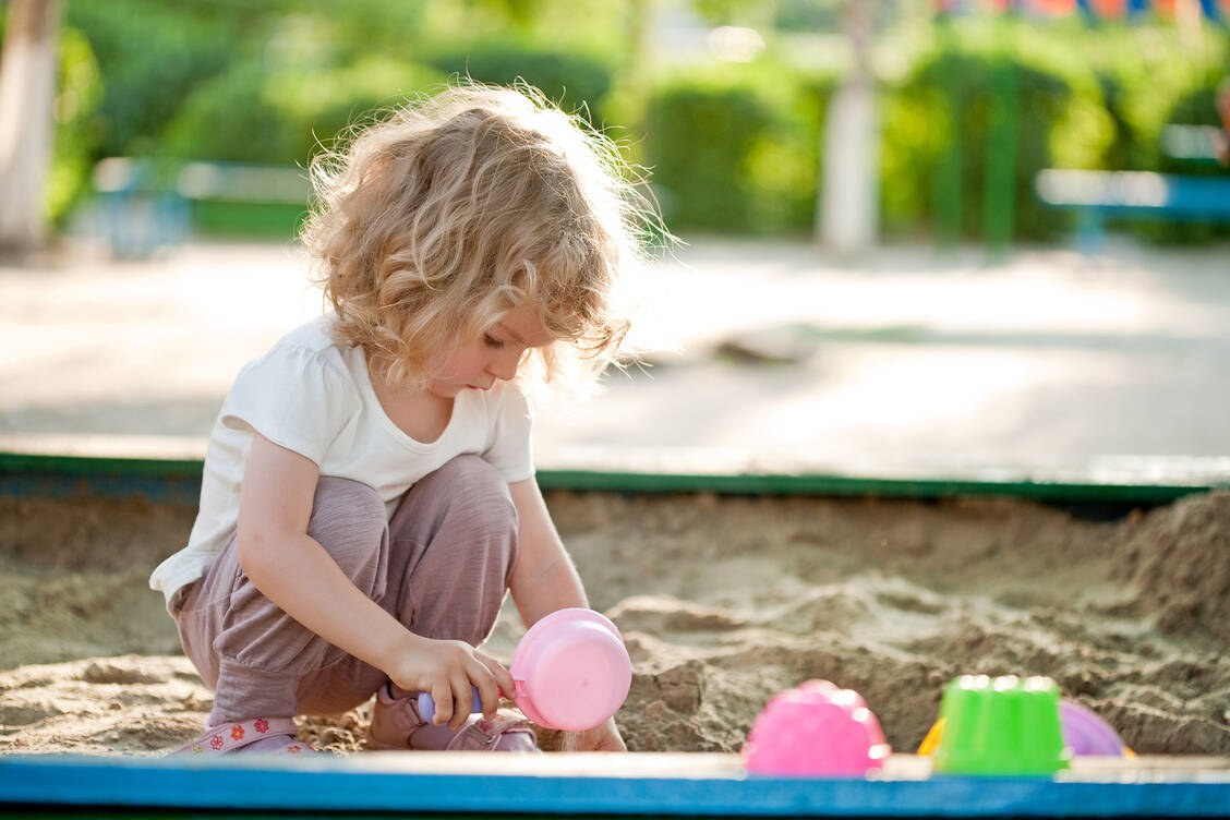 Kleine Kinder sollten im Sommer und bei Hitze niemals der prallen Sonne und der Mittagshitze ausgesetzt werden. Zu einer angemessenen Schutzkleidung gehören zudem eine Kopfbedeckung und eine Sonnenbrille – auch im Schatten. / Foto: Adobe Stock/Sunny studio