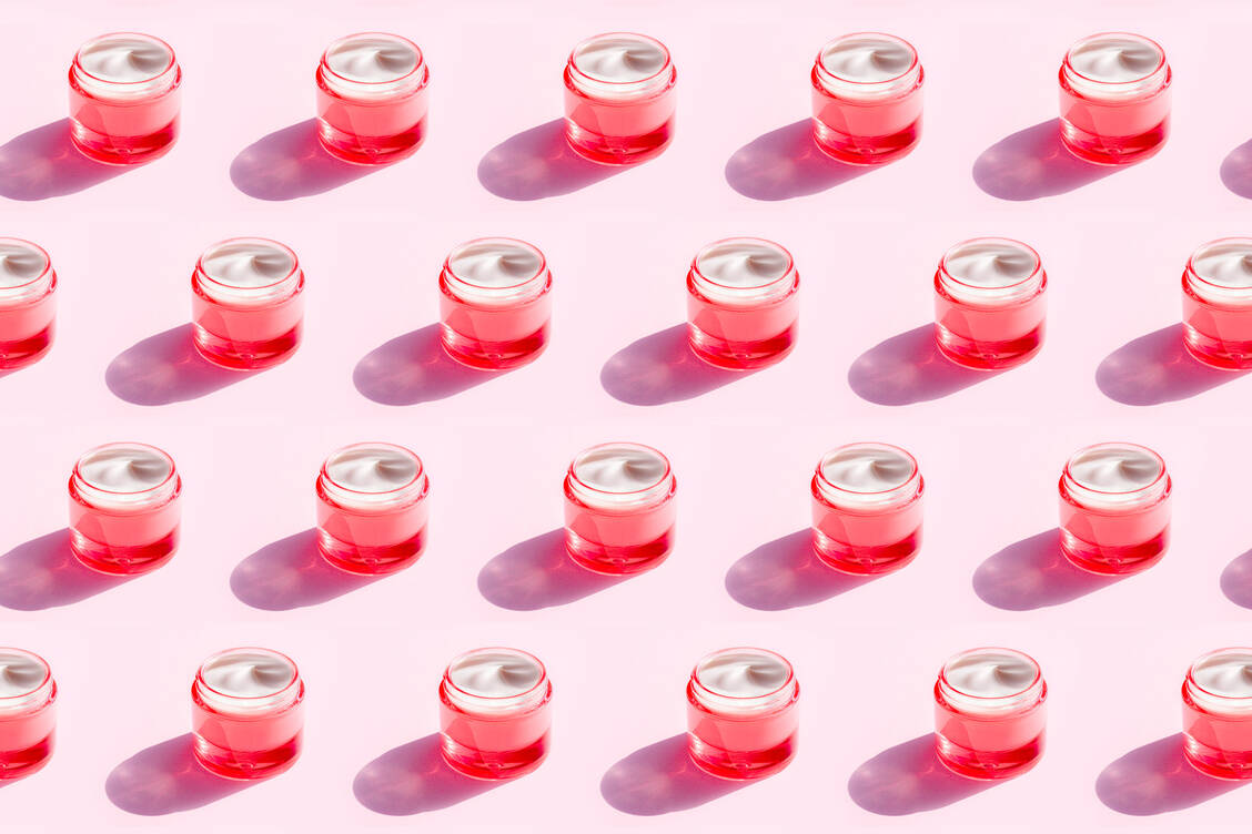 Wie viel darf es denn sein? Mit 20 Tiegeln à 50 ml ist man als Neurodermitis-Patient pro Monat dabei – eine enorme Menge.  / Foto: Getty Images/Iryna Veklich