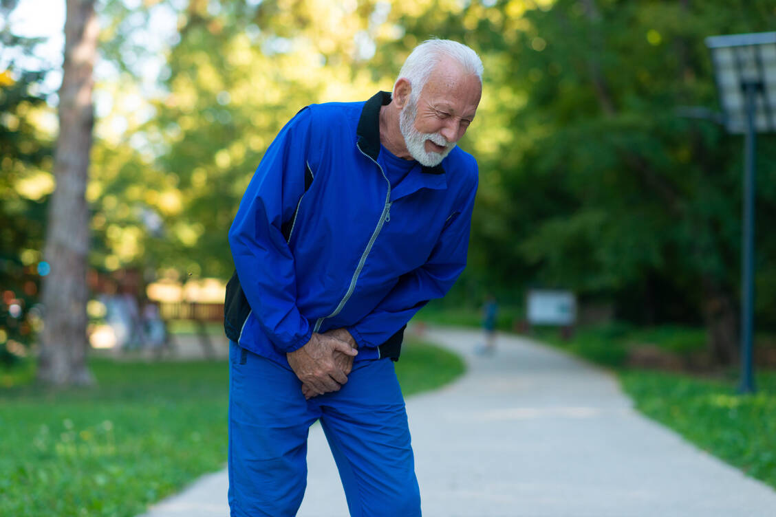 Bei einer vergrößerten Prostata verspüren Männer häufiger und dringlicher Harndrang. / Foto: Adobe Stock/Dexon Dee