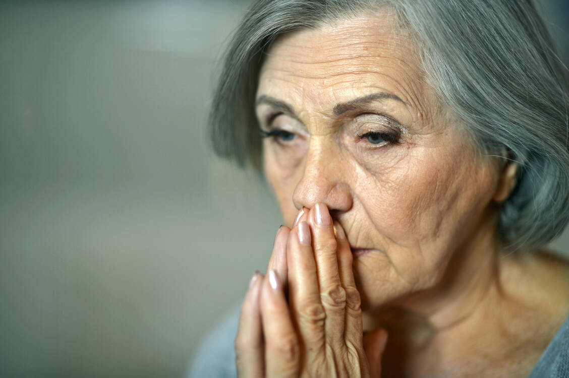 Im höheren Lebensalter äußern sich Depressionen häufig nicht mehr »klassisch«, gehen jedoch oft mit Suizidgedanken einher. / Foto: iStockphoto/RuslanGuzov