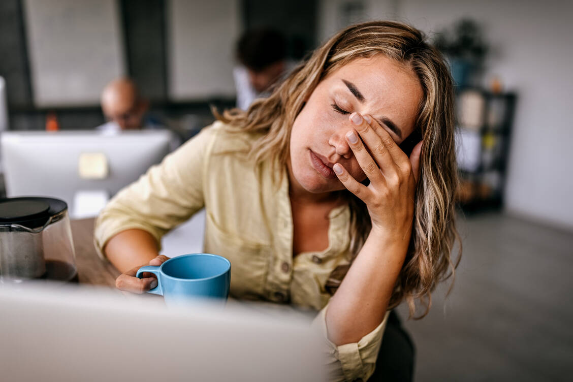 Hochsensible sind durch all die Eindrücke, Gefühle und Gedanken leichter überfordert, gestresst und erschöpft. / Foto: Getty Images/mixetto
