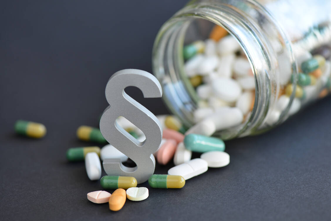 Ob ein Arzneistoff nur gegen Rezept oder auch ohne abgegeben werden darf, bestimmt in Deutschland die Arzneimittelverschreibungsverordnung (AMVV). / Foto: Adobe Stock / nmann77