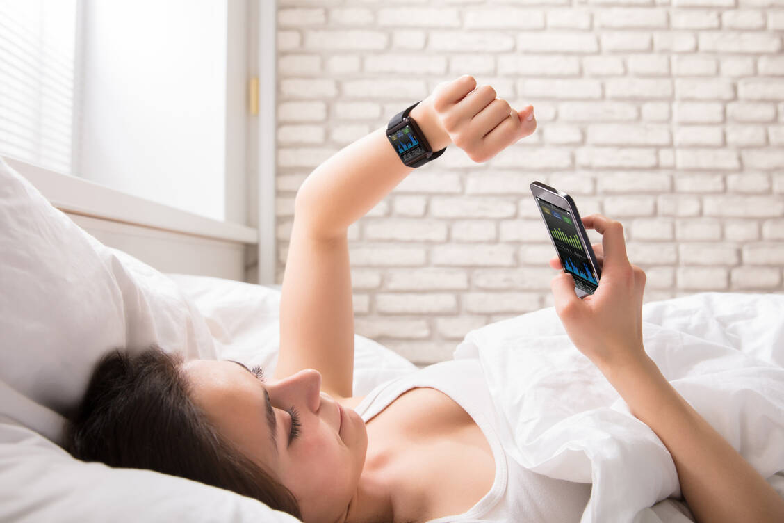 Verlässt man sich zunehmend auf die Angaben der Smartwatch zur Schlafqualität, leidet die eigene Wahrnehmung. / © Adobe Stock/Andrey Popov