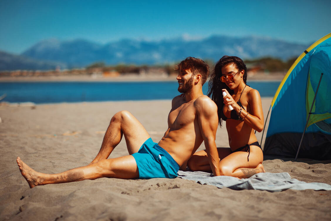 Sonne in Maßen ist kein Thema. Noch mehr als früher sollten Menschen aber künftig auf die Anzahl der Stunden in der Sonne achten, um gefährliche Hautschäden zu vermeiden. / Foto: Adobe Stock/djile