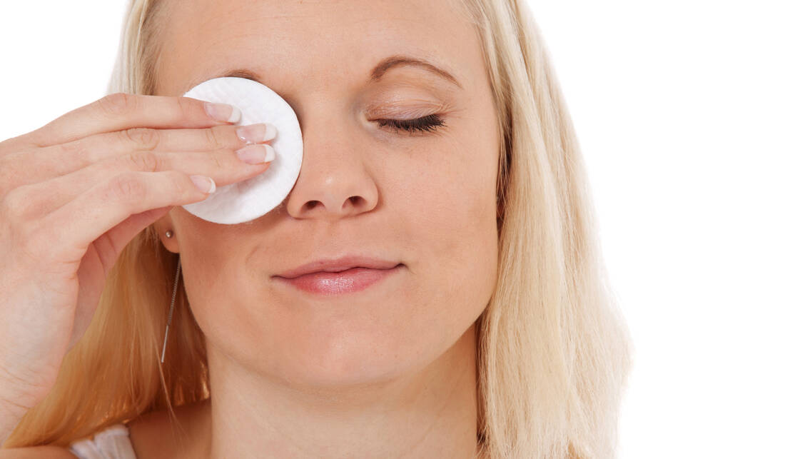 Die Lidrandpflege gehört für Menschen mit chronischer Blepharitis so selbstverständlich dazu wie das Zähneputzen. / Foto: Adobe Stock/Kaesler Media
