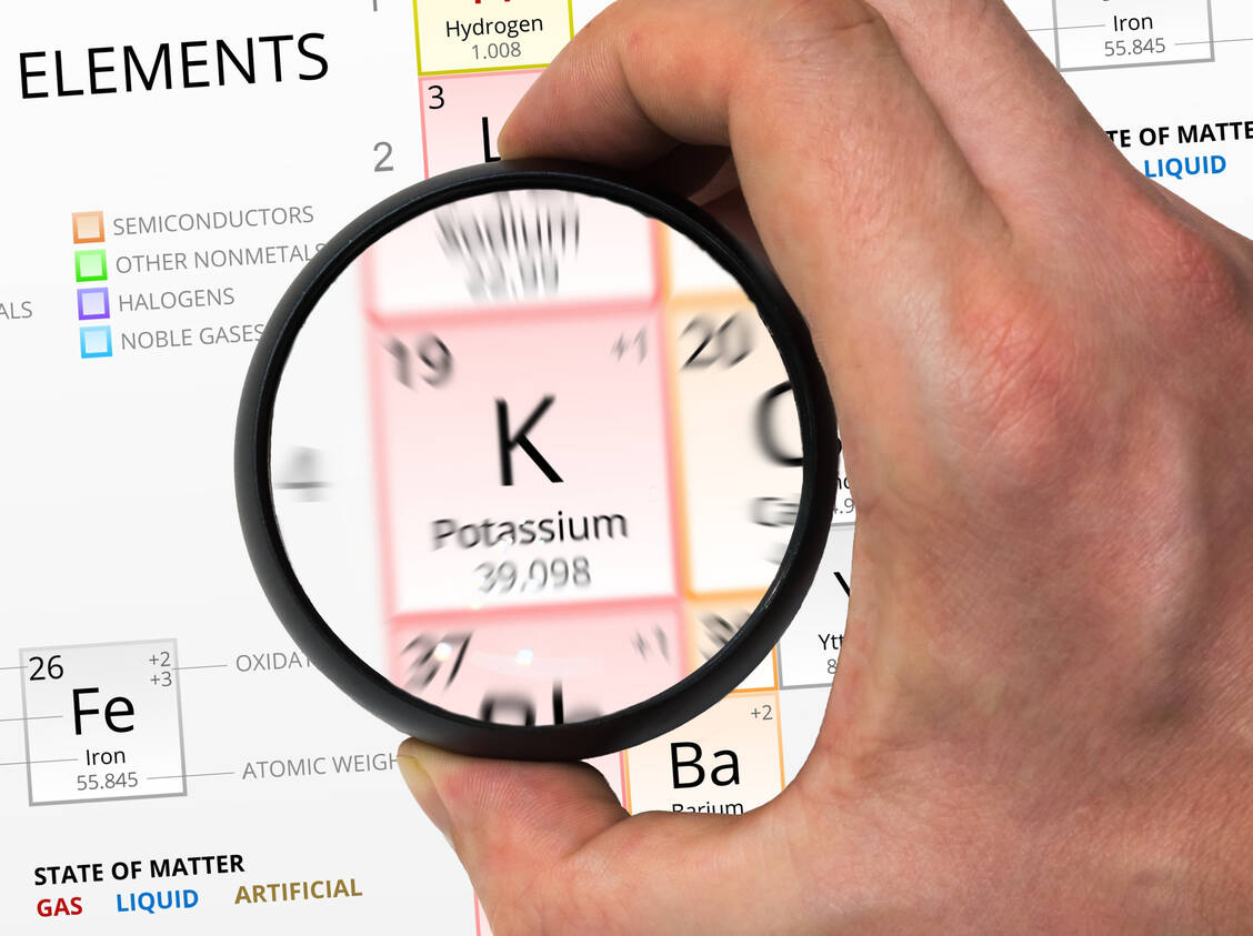 Kalium (englisch Potassium) ist ein lebensnotwendiger Mineralstoff. Der Körper braucht ihn für die Funktion von Nerven- und Muskelzellen, die Herztätigkeit und die Bereitstellung von Energie. / Foto: Adobe Stock/vchalup