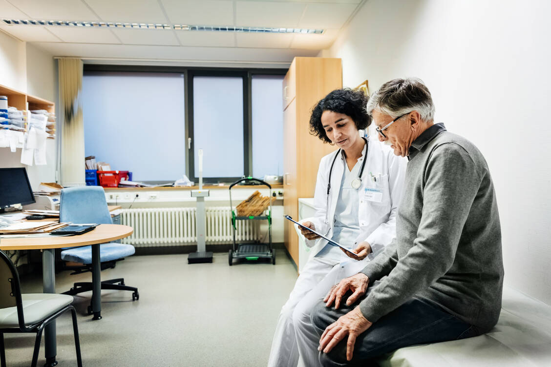 Mehr Wissen über die Gesundheit: Dafür brauchen Laien die Hilfe von Fachleuten. / Foto: Getty Images/Tom Werner