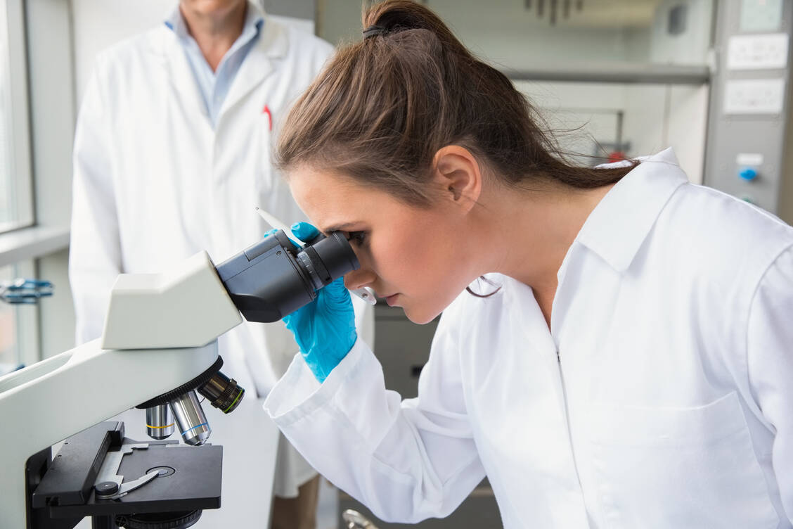Mehr Zeit für mehr Inhalte: PTA-Schüler sollten künftig drei statt zweieinhalb Jahre Zeit zum Lernen haben. / Foto: Shutterstock/wavebreakmedia