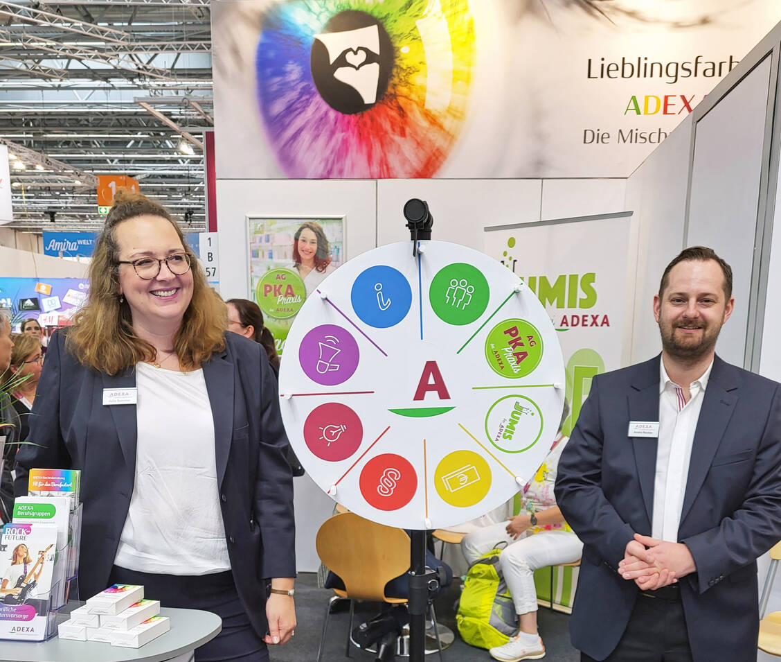 Am Adexa-Stand der Expopharm vorbeischauen und am Glücksrad drehen – auch in diesem Jahr freuen sich die Ansprechpartner auf regen Besuch und Austausch. / Foto: ADEXA