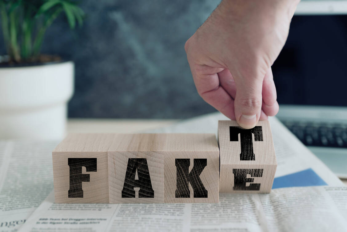 Fake News verbreiten sich oft über soziale Medien. / Foto: Adobe Stock/Christian Horz