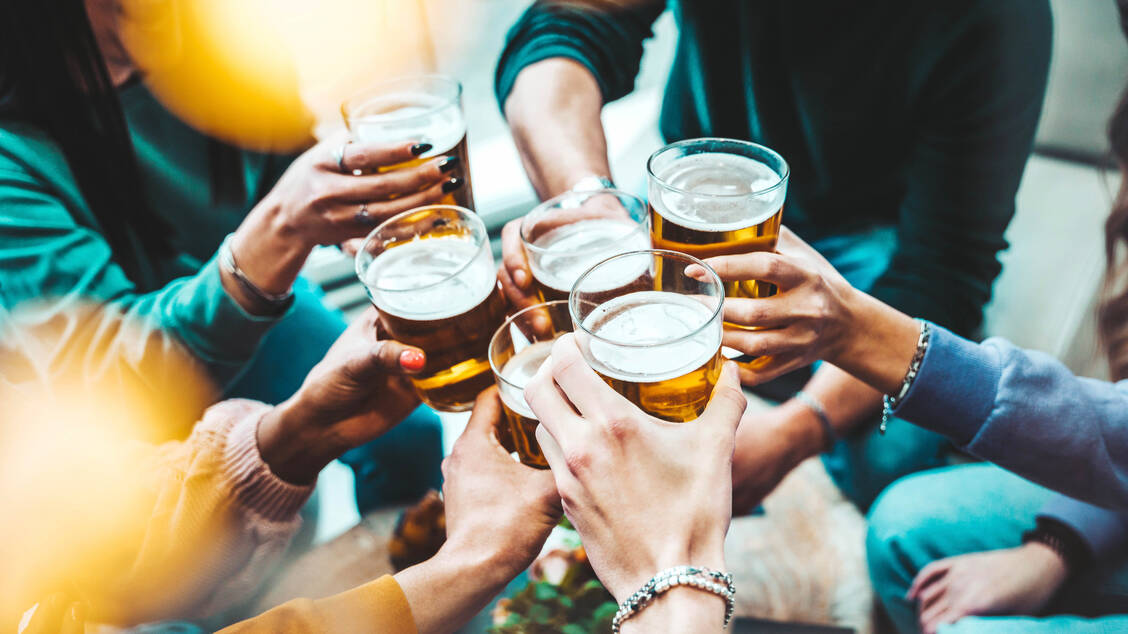 Alkohol ist ein Zellgift – und kann verschiedene Organe schädigen. Auch das Herz kann etwas abbekommen, selbst bei jungen und gesunden Menschen. / © Getty Images/Kar-Tr