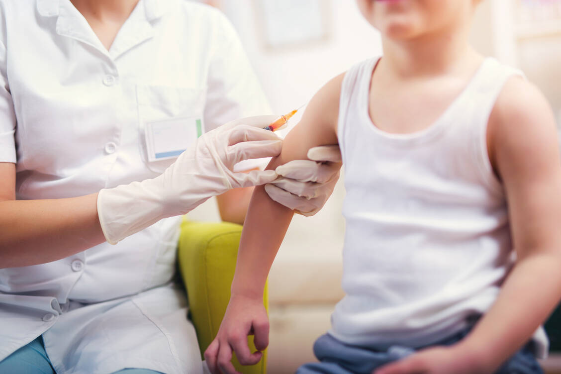 Eine Maserninfektion schwächt das Immunsystem langanhaltend. Eine Impfung schützt demnach nicht nur vor Masern, sondern auch vor weiteren Erkrankungen.  / Foto: Getty Images/Jovanmandic