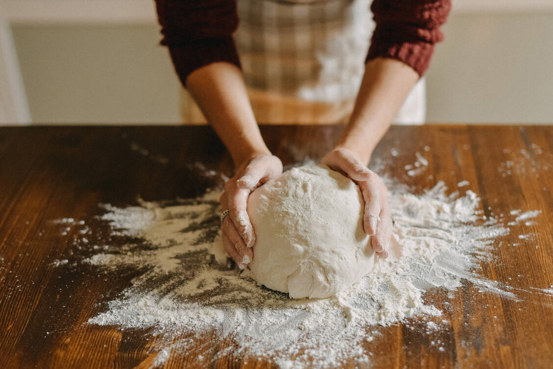 Mehl ist nicht gleich Mehl. Jedes Backwerk braucht sein eigenes Mehl. Wer an einer Glutenunverträglichkeit leidet, muss jedoch auf jegliche Backwaren verzichten. / © Getty Images/Stefania Pelfini, La Waziya Photography