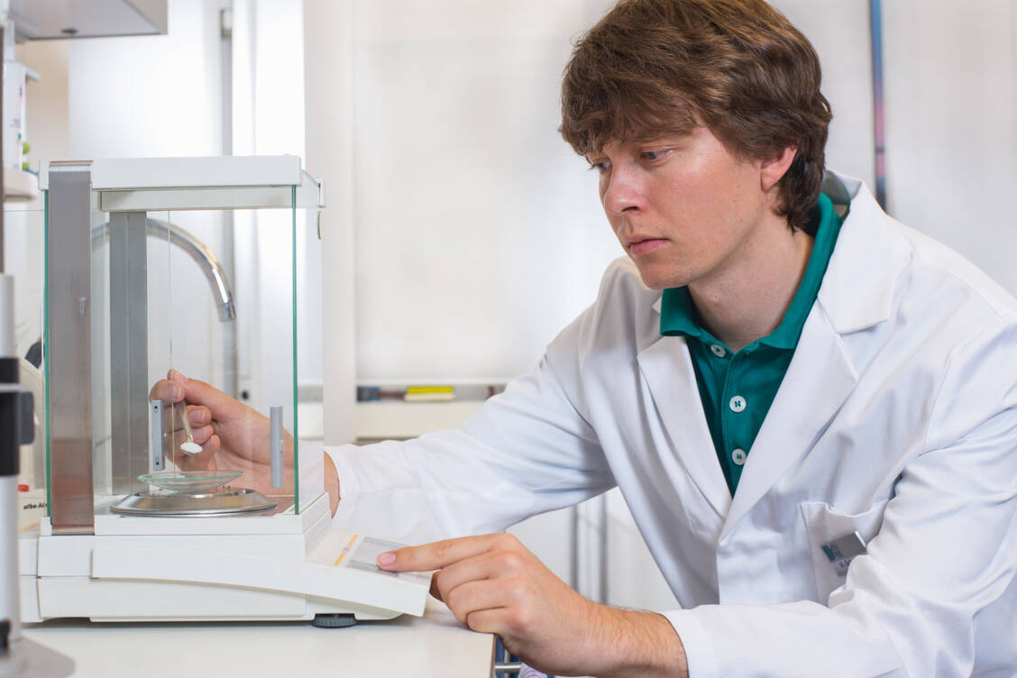 Penibles Arbeiten mit der Analysenwaage ist beim Abwiegen von Wirkstoffen angesagt.  / © Getty Images/Matthias Tunger