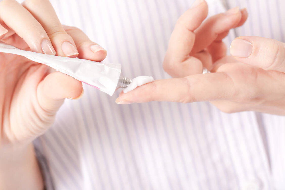 Als Salbe wird Ethacridinlactat dreimal pro Tag dünn auf die betroffenen Stellen aufgetragen. / Foto: Adobe Stock/triocean