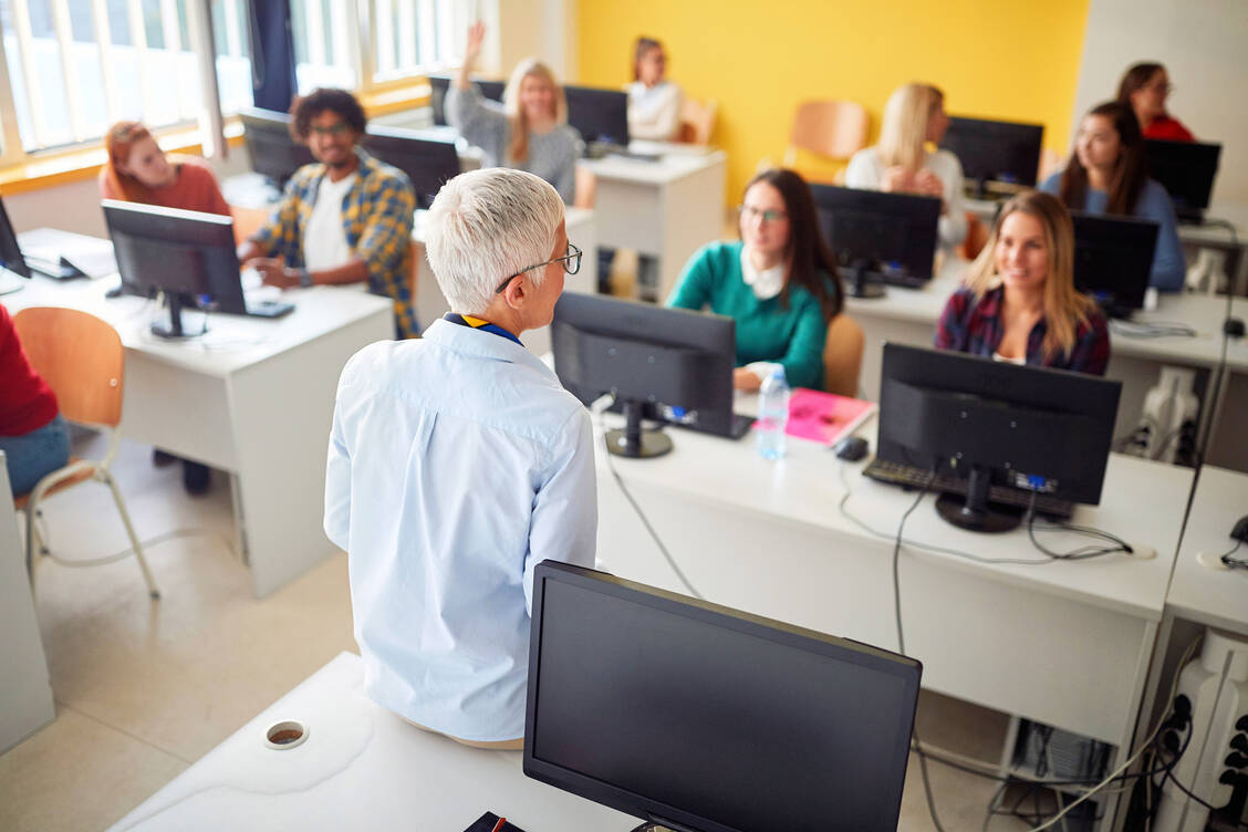Für eine PTA-Vertretung brauche es eine verpflichtende Zusatzqualifikation der PTA , so der BVpta. / © Adobe Stock/LuckyBusiness