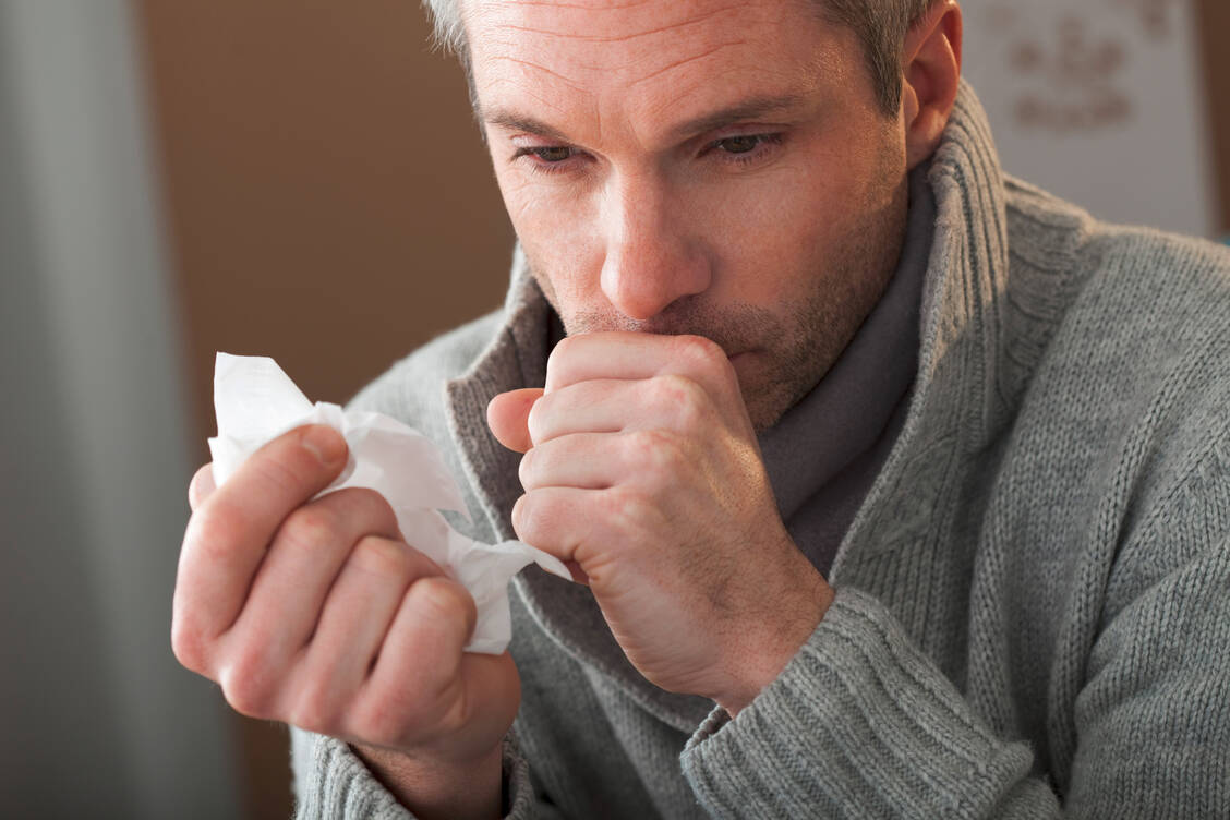 Ist der Schleim beim Abhusten gelb oder grünlich, denken viele, sie bräuchten ein Antibiotikum. / Foto: B. BOISSONNET / BSIP