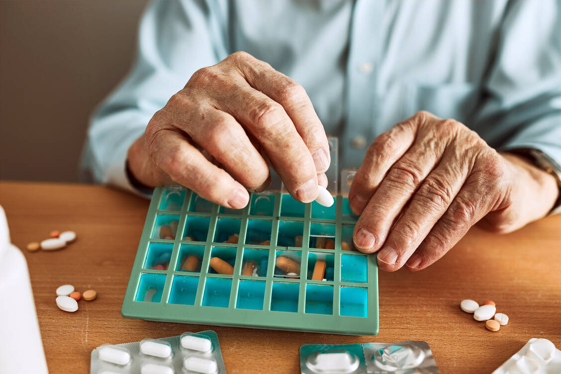 Man spricht von Polymedikation, wenn fünf oder mehr Arzneimittel dauerhaft eingenommen werden. / Foto: Adobe Stock/Przemek Klos
