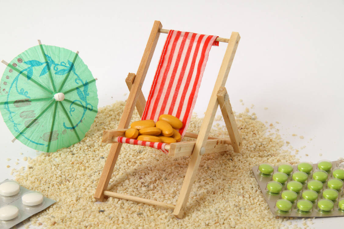 Wenn Arzneimittel im Sommer mit auf Reisen gehen, gibt es einiges zu beachten.  / Foto: Adobe Stock/Andre Bonn