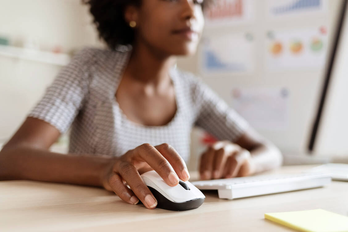 Fahrig auf der Tastatur herumhacken und den Cursor per Computermaus auf lange Wege schicken – das kann ein Zeichen von Stress im Arbeitsalltag sein. / Foto: Getty Images/PixelsEffect