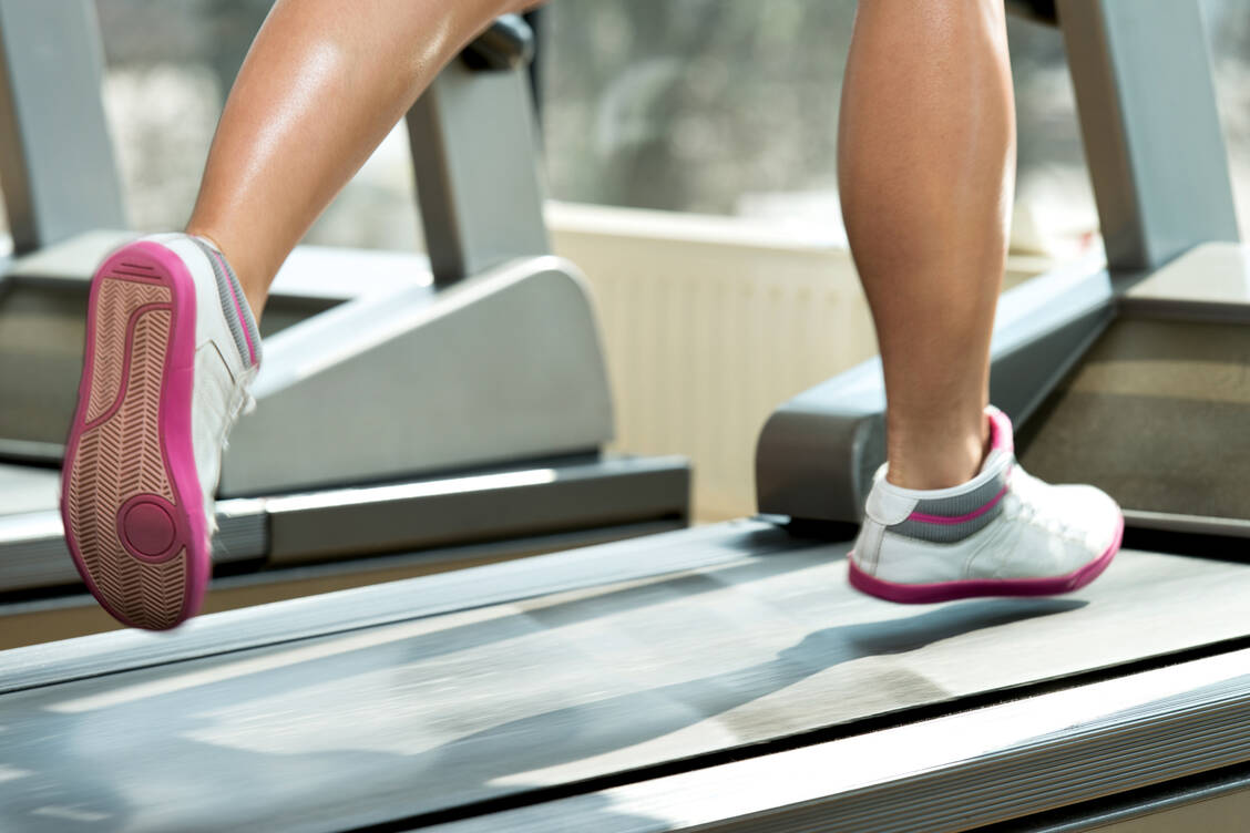 Bei Regelbeschwerden verzichten viele Frauen auf Sport. Eine Studie hat gezeigt, dass dieser jedoch die Schmerzen lindern kann. / Foto: Shutterstock/Jasminko Ibrakovic