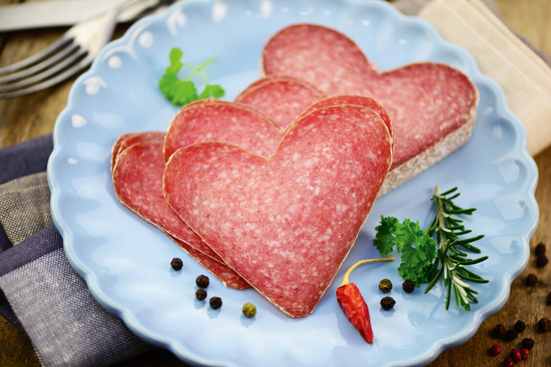 Entgegen aller bisherigen Empfehlungen: Kanadische Forscher glauben herausgefunden zu haben, dass der Verzehr von rotem Fleisch kaum einen gesundheitlichen Vorteil bringt. / Foto: Fotolia/photocrew