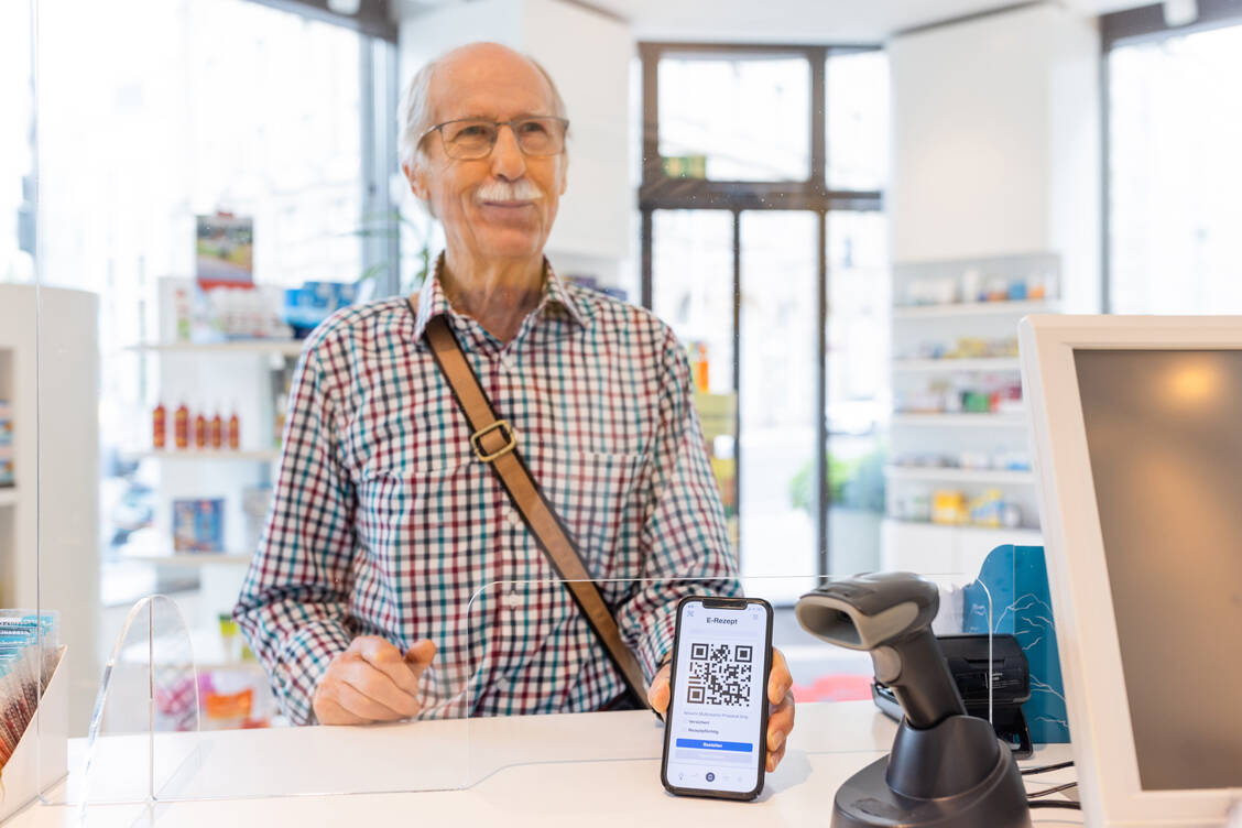 Die meisten Patientinnen und Patienten erhalten mittlerweile E-Rezepte. Für Apotheken ergaben sich daraus neue Retax-Risiken. / © Getty Images/Luis Alvarez