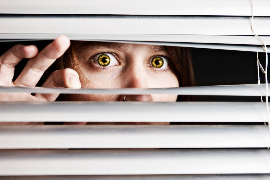 Viele Menschen trauen sich nicht mehr vor die Tür, Veranstaltungen werden abgesagt, Berührungen mit anderen Menschen gemieden. Warum jagt uns dieses eigentlich nicht besonders gefährliche Virus solche Angst ein? / Foto: iStock/RapidEye