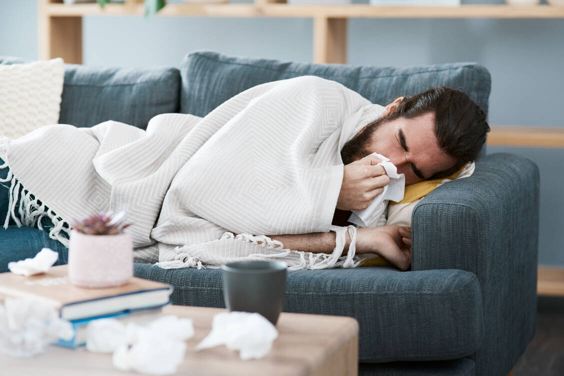 Wer sich krank fühlt, muss sich jetzt nicht mehr unbedingt zum Arzt schleppen.  Unter bestimmten Voraussetzungen ist auch eine Krankschreibung per Videosprechstunde möglich. / Foto: Getty Images/PeopleImages