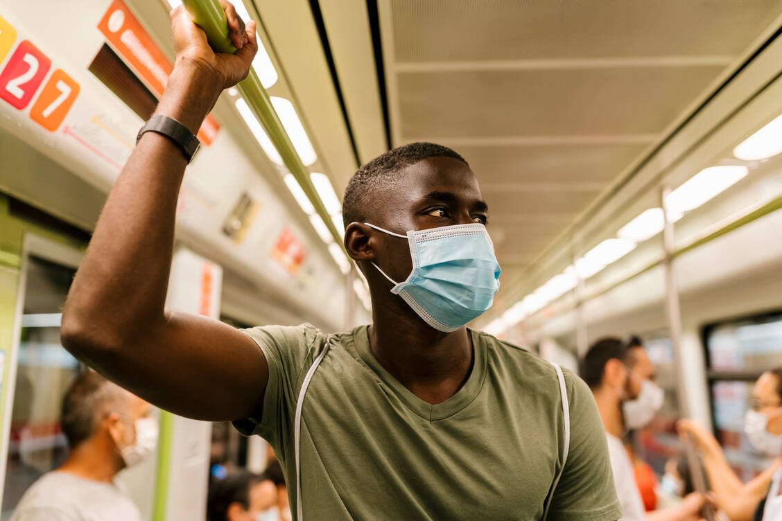 Auch Geimpfte können die Delta-Variante unwissentlich verbreiten. Daher ist es wichtig, weiterhin eine Maske zu tragen, zum Beispiel im öffentlichen Nahverkehr. / Foto: Getty Images/Westend61