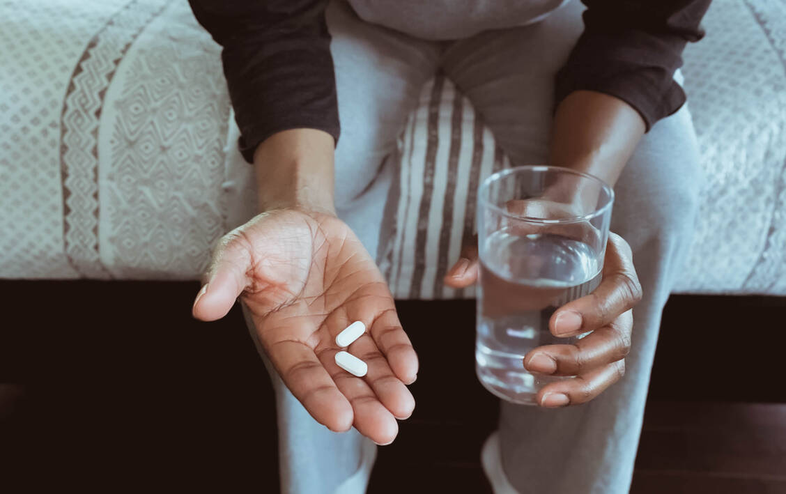Bei langfristiger oder übermäßiger Einnahme von Schmerzmitteln können Kopfschmerz-Patienten in einen Teufelskreis geraten, weil die Kopfschmerzen persistieren oder immer wiederkehren.  / Foto: Getty Images/Grace Cary